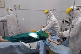 Gần 10 bác sĩ cứu sống sản phụ vỡ thai ngoài tử cung ở khu cách ly COVID-19