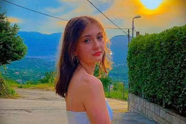 Vừa sạc điện thoại vừa tắm, thiếu nữ bị điện giật tử vong