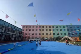 Trung Quốc: Bố xây trường mầm non cho con học