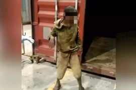 Chơi trốn tìm trong thùng container, cậu bé bị đưa ra nước ngoài