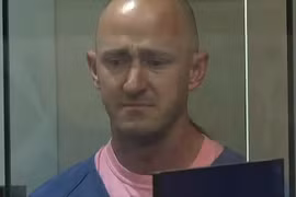 Phi công uống nấm ma thuật trước khi cố tắt động cơ máy bay