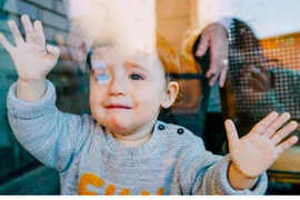 Đôi vợ chồng bị bắt vì đi nhậu bỏ quên con ở nhà