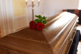 Người nhà chôn cất xong, cụ bà bất ngờ trở về nhà