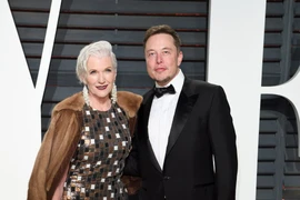 Mẹ tỷ phú giàu thứ 2 thế giới ăn mặc sành điệu ở tuổi 72