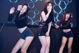 Nhìn lại những trang phục xuyên thấu hở bạo khiến sao Việt gặp sự cố