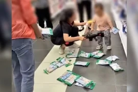 Bênh con “quậy phá” siêu thị, người mẹ hứng chỉ trích