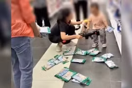 Bênh con “quậy phá” siêu thị, người mẹ hứng chỉ trích