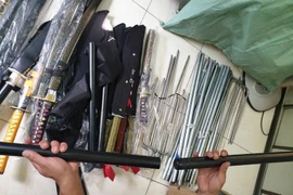 Bắt súng ở Tân Sơn Nhất, truy ra kho hung khí trong cư xá