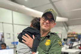 Xót xa bé trai 1 tuổi bị bọn buôn người bỏ rơi ở mép sông