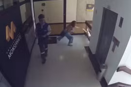 Mẹ “siêu nhân” cứu con khỏi ngã lan can trong nháy mắt