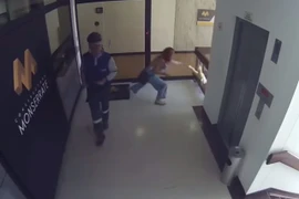 Mẹ “siêu nhân” cứu con khỏi ngã lan can trong nháy mắt