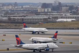 Máy bay hạ cánh khẩn cấp vì hành khách bị tiêu chảy