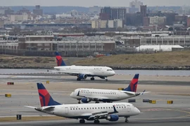 Máy bay hạ cánh khẩn cấp vì hành khách bị tiêu chảy