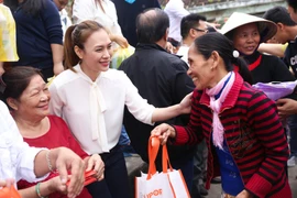 Trang phục giản dị sao Việt đi từ thiện được người hâm mộ yêu mến