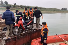 Qua cầu phao, người đàn ông rơi xuống sông tử vong