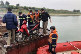 Qua cầu phao, người đàn ông rơi xuống sông tử vong