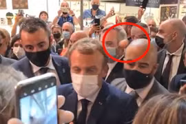 Tổng thống Pháp Macron suýt bị ném cà chua trúng người