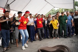 Đầu xuân, xem nữ pháo thủ chơi pháo đất ở Hải Dương