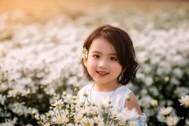 Thiên thần nhí bên cúc họa mi khiến nhiều người muốn có con gái