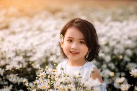 Thiên thần nhí bên cúc họa mi khiến nhiều người muốn có con gái