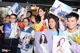 Tiểu Vy chúc mừng Phương Nga lọt Top 10 Hoa hậu Hòa bình