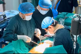 9 tiếng “cân não” lấy khối u gan 20 cm xâm lấn cơ hoành