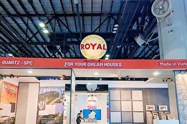 Gạch ốp lát Hoàng Gia liên tục vay nợ trước thềm lên sàn HoSE