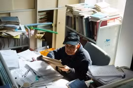 Cụ ông 98 tuổi làm việc 9 tiếng/ngày, chia sẻ bí quyết trường thọ 