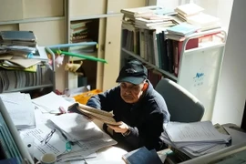 Cụ ông 98 tuổi làm việc 9 tiếng/ngày, chia sẻ bí quyết trường thọ 