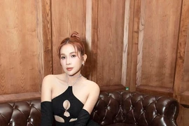 Ngắm 'Đệ nhất mỹ nữ vòng 1 đẹp làng hài Việt' Khả Như