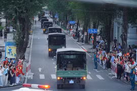 Người dân háo hức đón xem buổi sơ duyệt diễu binh, diễu hành