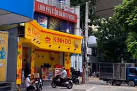 “Ông lớn” bánh Trung Thu vắng khách, cửa hàng truyền thống xếp hàng nườm nượp