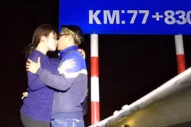 Cặp phượt thủ Sài thành đi khắp miền Bắc chụp ảnh hôn nhau