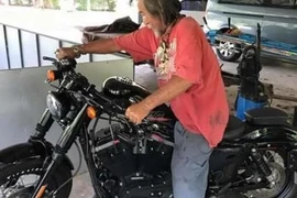 Ông già mặc rách rưới vào cửa hàng xe và cái kết