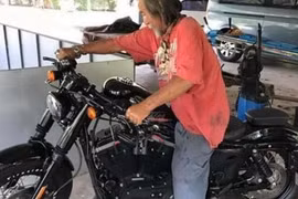 Ông già mặc rách rưới vào cửa hàng xe và cái kết