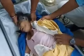 Nghe tiếng gõ trong quan tài của mẹ, con phát hiện chuyện kinh dị