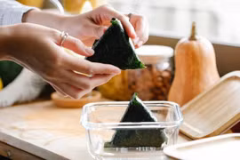 Phát hiện chuyện kinh dị ở siêu thị khi ăn cơm nắm nghe mùi tanh