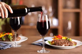 Uống rượu vang để làm mềm mạch máu, cô gái trả giá đắt 