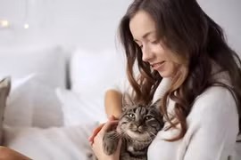 Âu yếm thú cưng khi ngủ, cô gái gặp họa rợn người