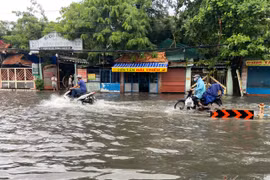 Cửa ngõ sân bay Tân Sơn Nhất ngập lênh láng sau mưa lớn
