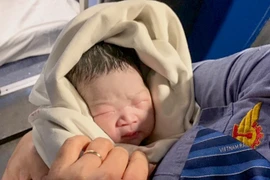 Sản phụ 35 tuổi sinh con gái gần 3 kg trên tàu