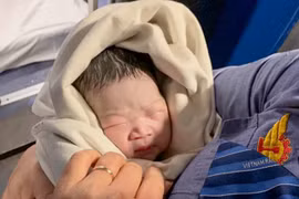 Sản phụ 35 tuổi sinh con gái gần 3 kg trên tàu