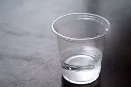 Những loại cốc này dùng uống nước chẳng khác nào tự đầu độc