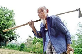 Cụ ông 104 tuổi sống thọ dù hút thuốc, uống rượu 