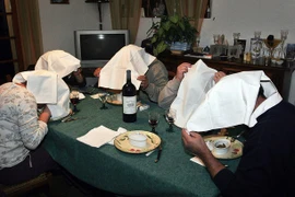 Vì sao thực khách phải trùm đầu khi ăn hoạ mi nướng?