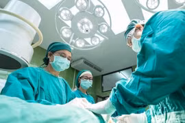 Tăng kích thước “vật nam tính” bằng cách này, chàng trai gặp họa