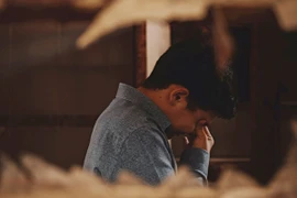 Vợ hay liên lạc với khách quen, chủ nhà hàng làm điều ai cũng sợ