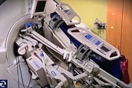 Dùng máy chụp cộng hưởng từ, nữ y tá chấn thương nặng 