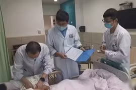 Con quấy khóc cả năm mới đưa đi khám, kết quả chết lặng