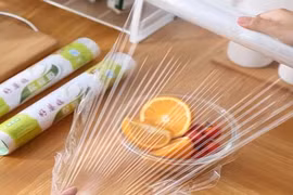 Sử dụng màng bọc thực phẩm không đúng gây hại cho cơ thể